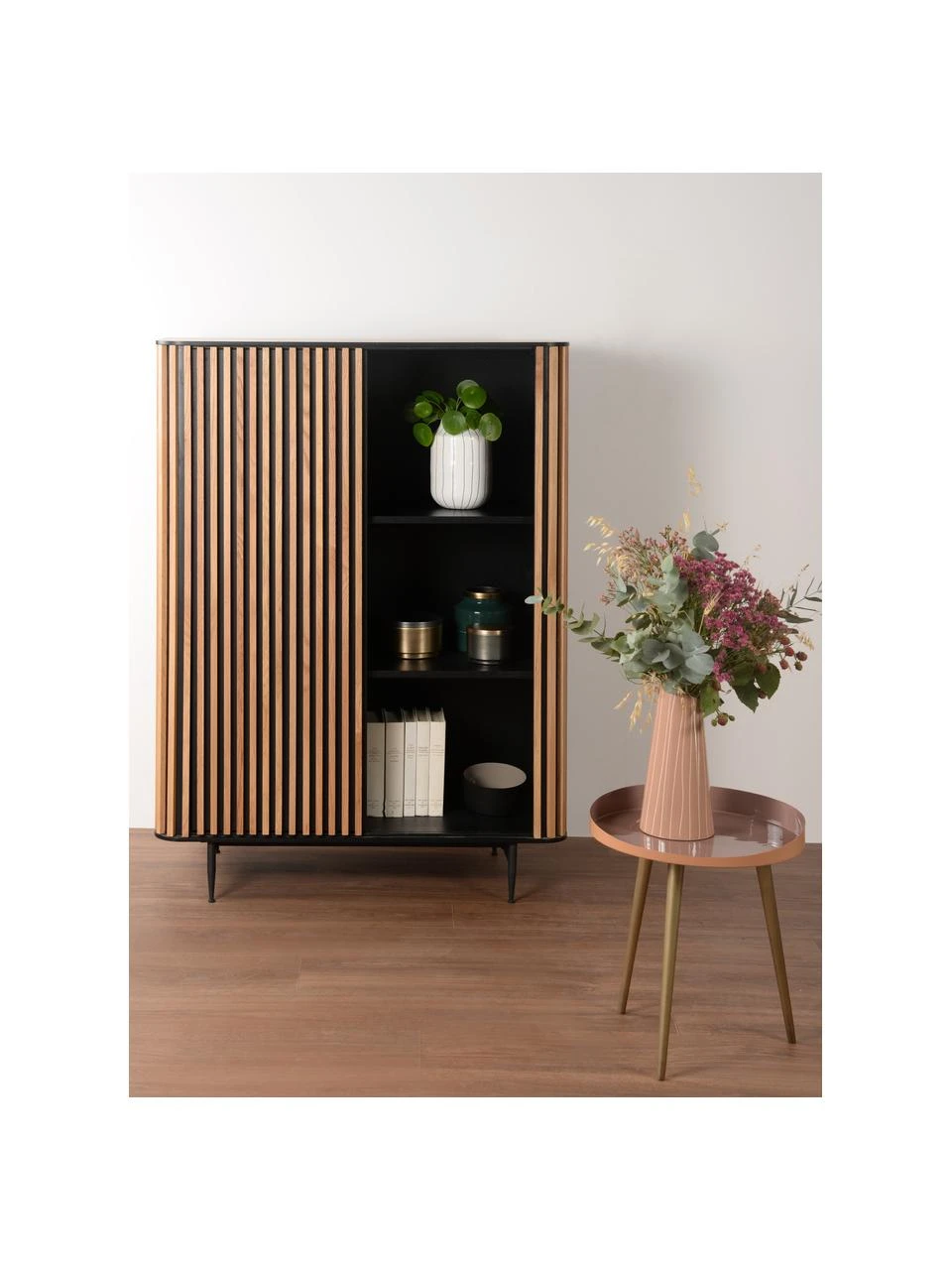 Highboard Linea mit Schiebetür und geriffelter Front, B 98 x H 135 cm 4 Highboard Linea mit Schiebetür und geriffelter Front, B 98 x H 135 cm – Bild 2