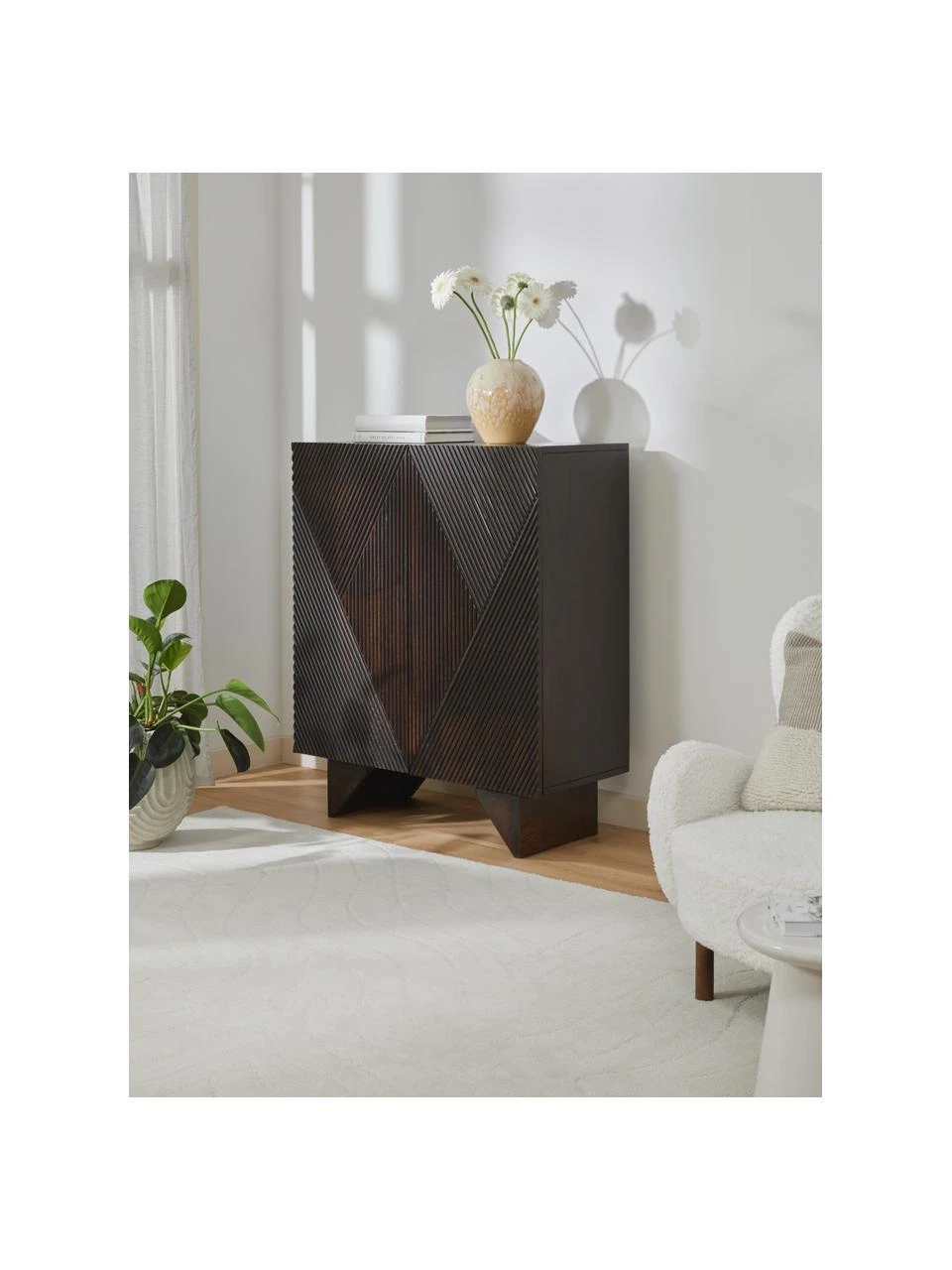 Westwing Collection Highboard Louis aus massivem Mangoholz mit Türen, B 100 x H 120 cm 4 Westwing Collection Highboard Louis aus massivem Mangoholz mit Türen, B 100 x H 120 cm – Bild 2