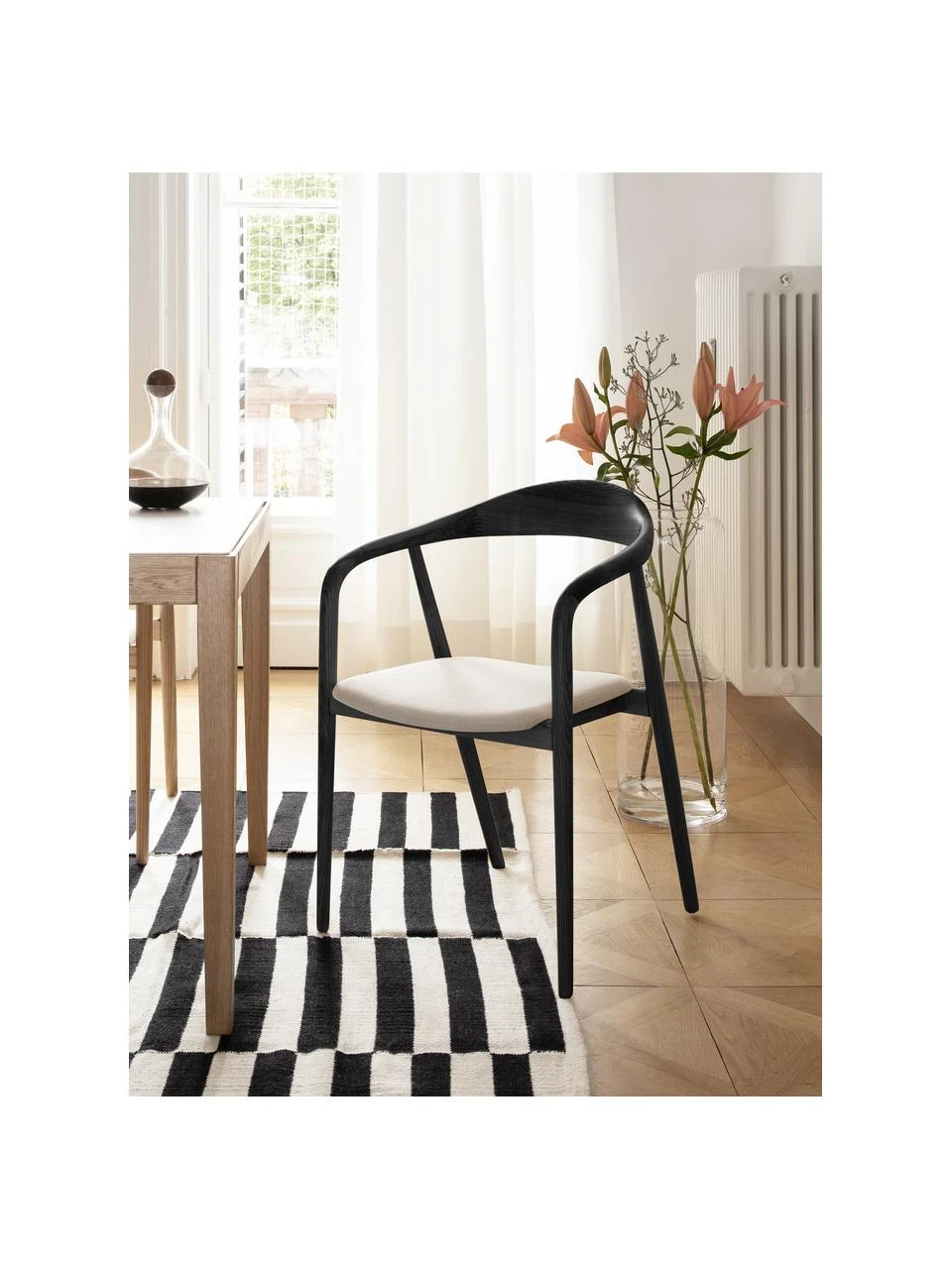 Westwing Collection Holz-Armlehnstuhl Angelina mit Sitzpolster in Schwarz, B 57 x H 80 cm 4 Westwing Collection Holz-Armlehnstuhl Angelina mit Sitzpolster in Schwarz, B 57 x H 80 cm – Bild 2