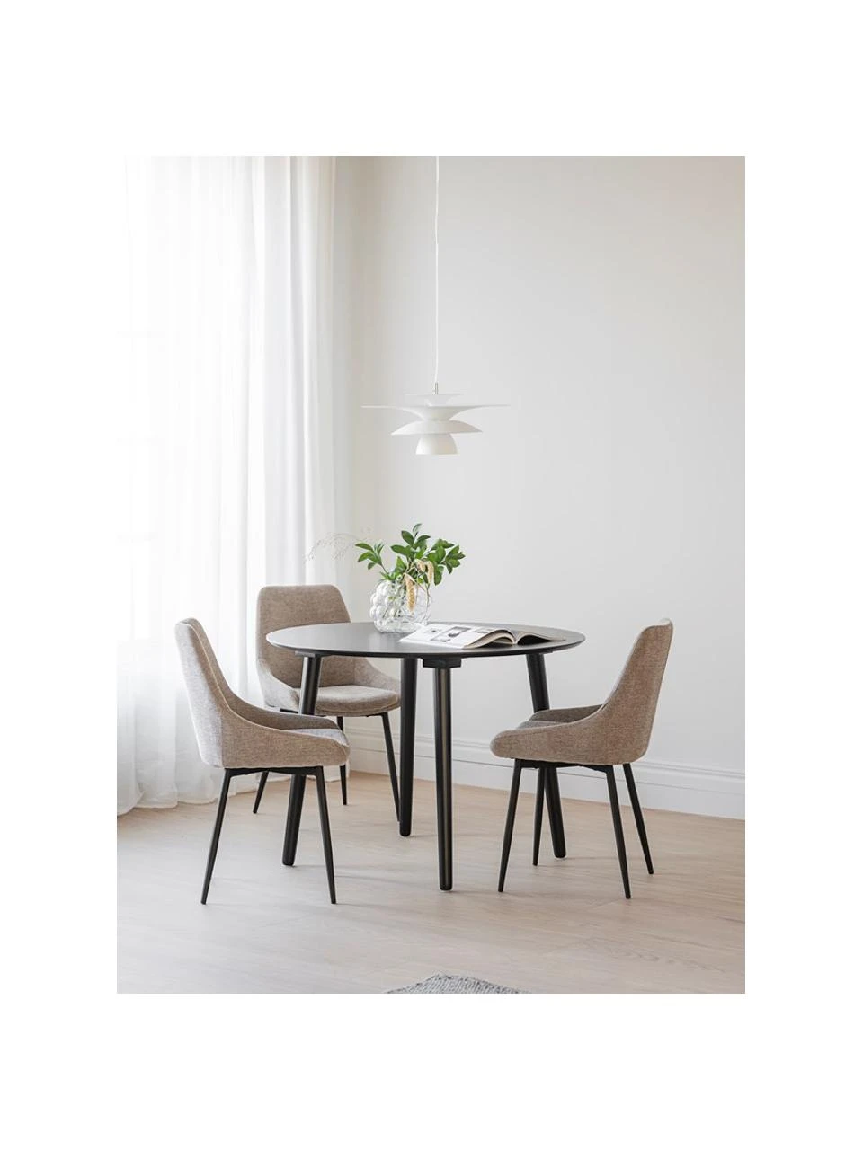 Rowico Runder Esstisch Yumi mit Polsterstühlen in Schwarz/Beige, Ø 115 cm, Set mit verschiedenen Größen 4 Rowico Runder Esstisch Yumi mit Polsterstühlen in Schwarz/Beige, Ø 115 cm, Set mit verschiedenen Größen – Bild 2