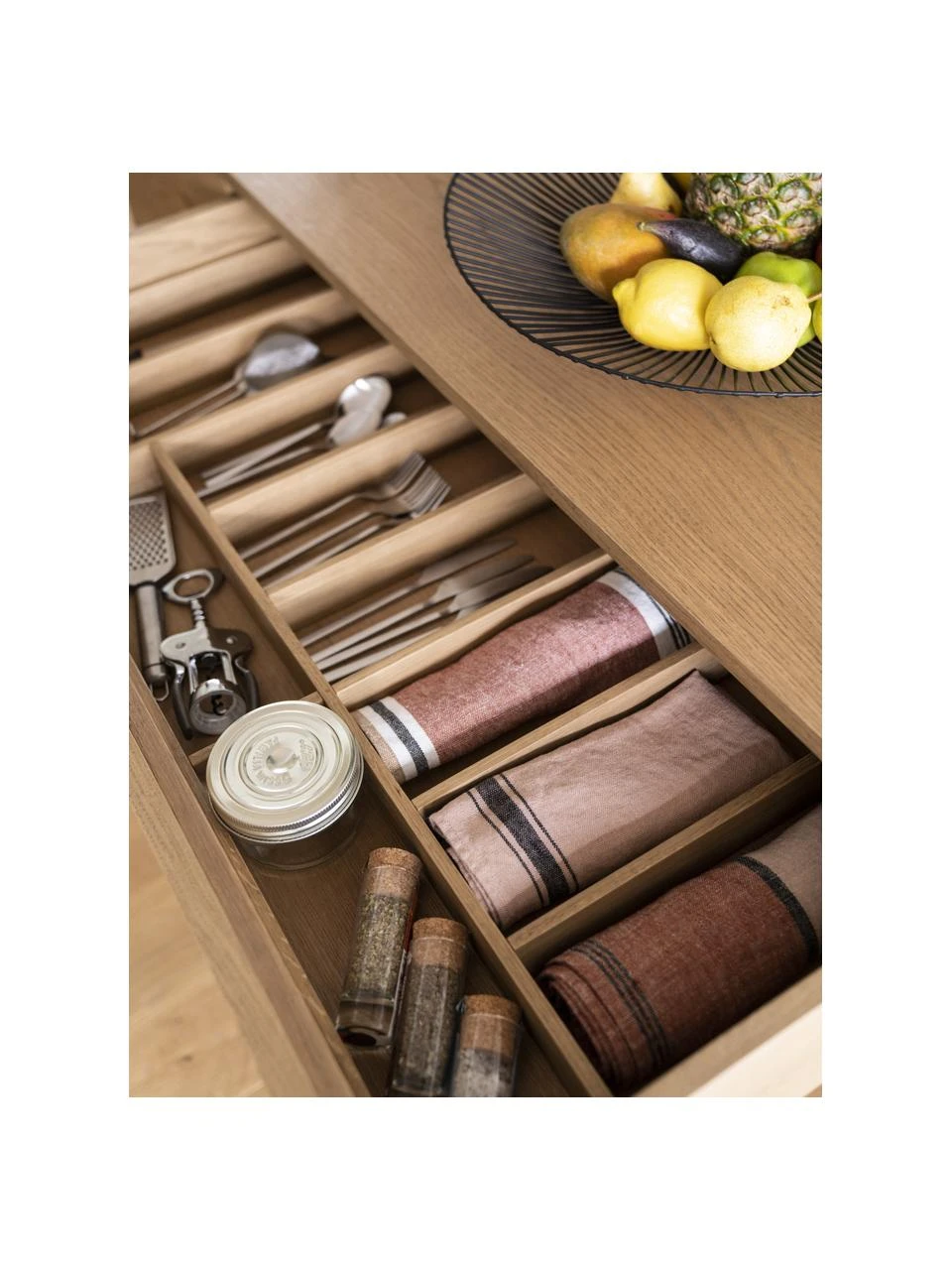 Sideboard Allure mit Schublade und Türen aus Eichenholzfurnier, B 200 x H 75 cm 5 Sideboard Allure mit Schublade und Türen aus Eichenholzfurnier, B 200 x H 75 cm – Bild 3